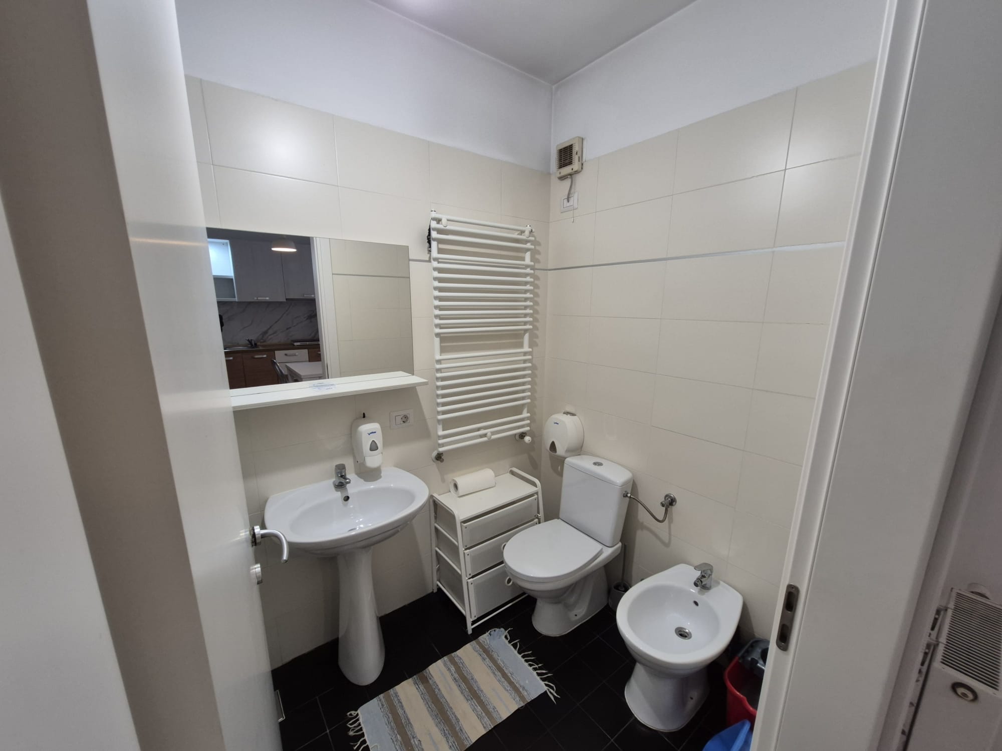 For rent: Large studio apartment (45 sqm) with a 7 sqm terrace, elevator, and indoor park — fotografia 2