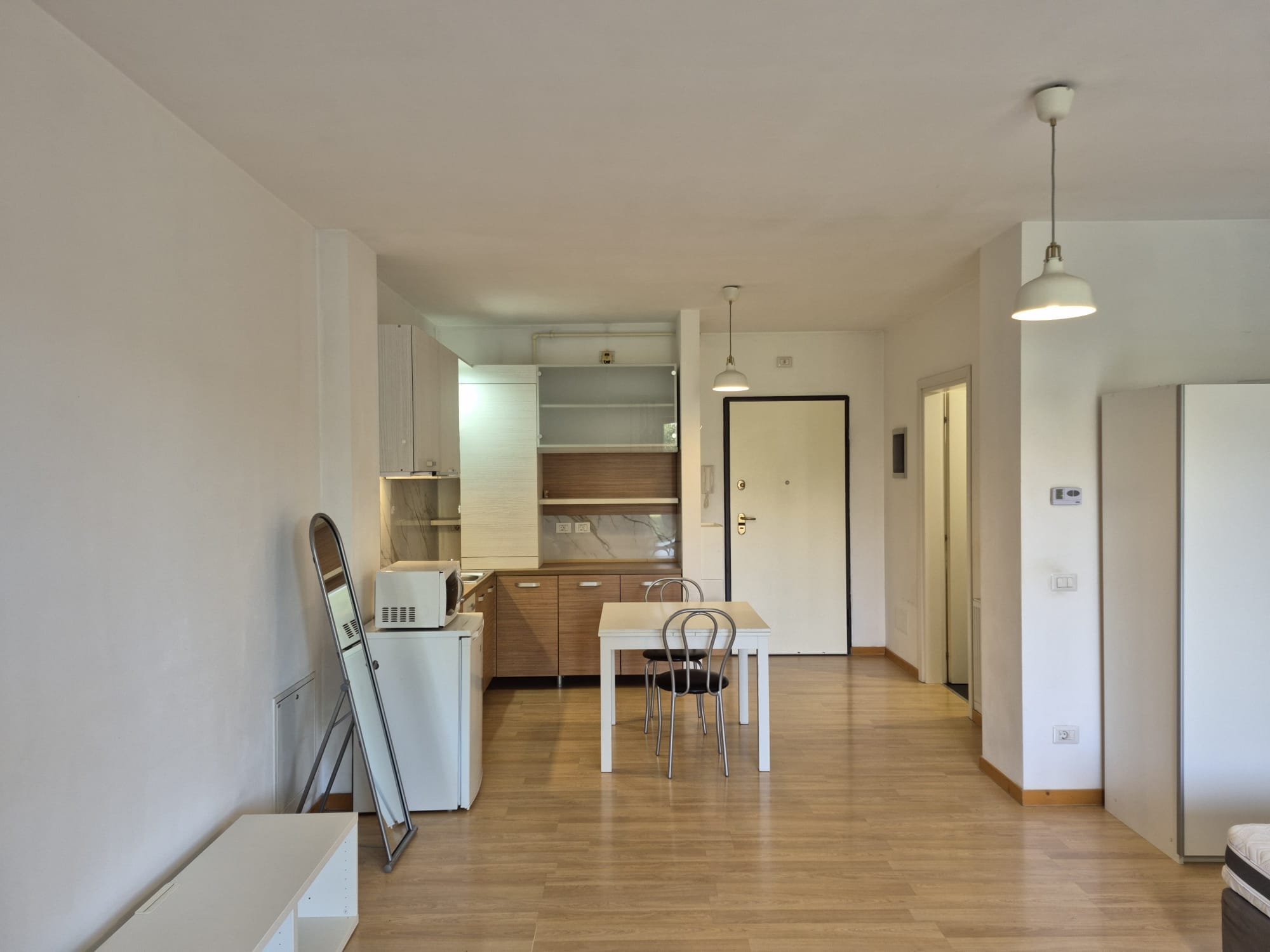 For rent: Large studio apartment (45 sqm) with a 7 sqm terrace, elevator, and indoor park — fotografia 3