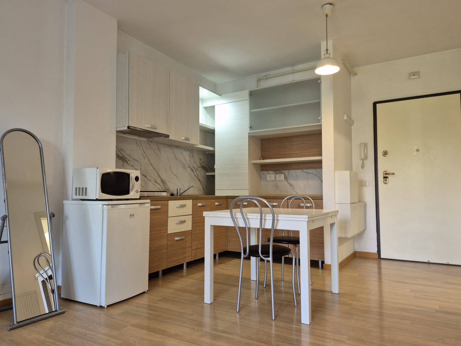 For rent: Large studio apartment (45 sqm) with a 7 sqm terrace, elevator, and indoor park — fotografia 1