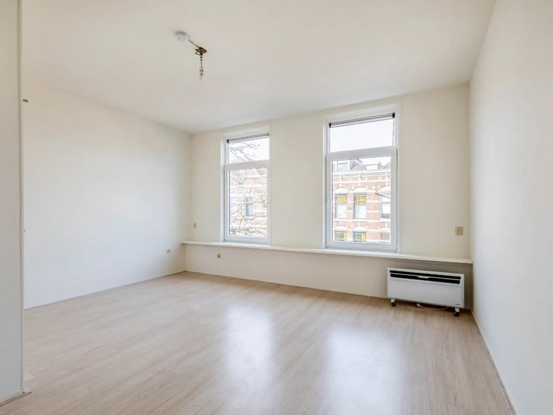 Compact Studio Apartment on Vibrant Nieuwe Binnenweg in Rotterdam City Centre